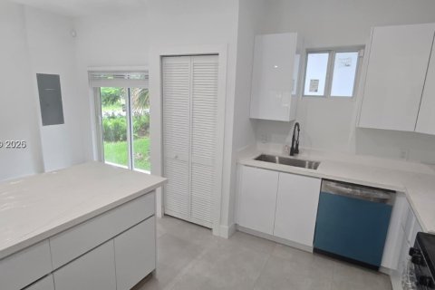 House in Pompano Beach, Florida 4 bedrooms № 1996797 - photo 5