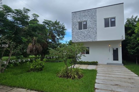 House in Pompano Beach, Florida 4 bedrooms № 1996797