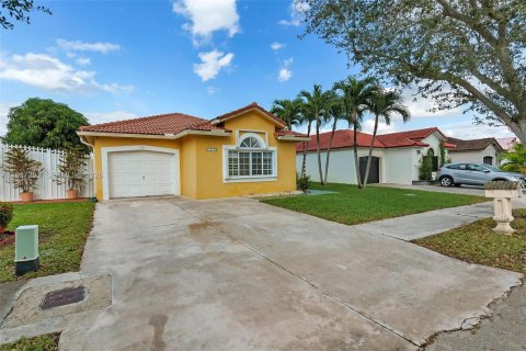 House in Hialeah, Florida 3 bedrooms, 128.95 sq.m. № 2003153 - photo 3