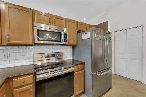 House in Hialeah, Florida 3 bedrooms, 128.95 sq.m. № 2003153 - photo 14