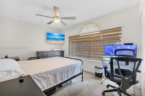 House in Hialeah, Florida 3 bedrooms, 128.95 sq.m. № 2003153 - photo 25