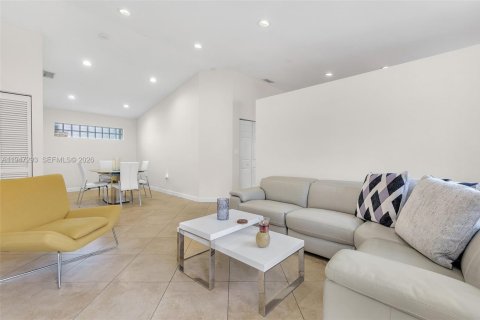 House in Hialeah, Florida 3 bedrooms, 128.95 sq.m. № 2003153 - photo 5