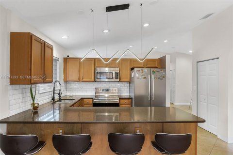 House in Hialeah, Florida 3 bedrooms, 128.95 sq.m. № 2003153 - photo 9