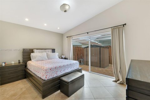 House in Hialeah, Florida 3 bedrooms, 128.95 sq.m. № 2003153 - photo 16