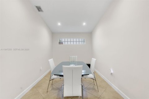 House in Hialeah, Florida 3 bedrooms, 128.95 sq.m. № 2003153 - photo 8