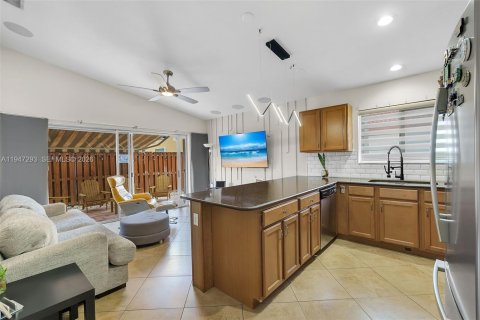 House in Hialeah, Florida 3 bedrooms, 128.95 sq.m. № 2003153 - photo 12