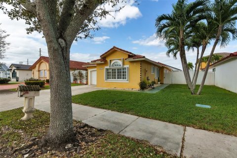 House in Hialeah, Florida 3 bedrooms, 128.95 sq.m. № 2003153