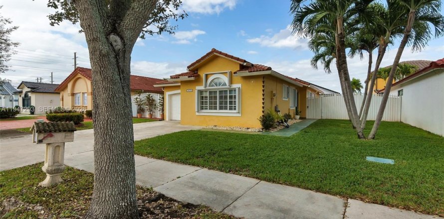 House in Hialeah, Florida 3 bedrooms, 128.95 sq.m. № 2003153