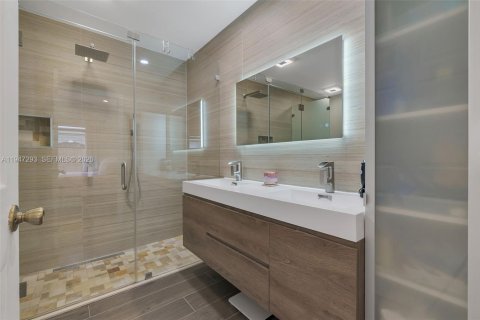 House in Hialeah, Florida 3 bedrooms, 128.95 sq.m. № 2003153 - photo 18