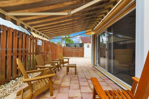 House in Hialeah, Florida 3 bedrooms, 128.95 sq.m. № 2003153 - photo 27