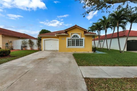 House in Hialeah, Florida 3 bedrooms, 128.95 sq.m. № 2003153 - photo 2