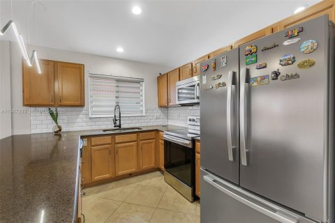 House in Hialeah, Florida 3 bedrooms, 128.95 sq.m. № 2003153 - photo 13