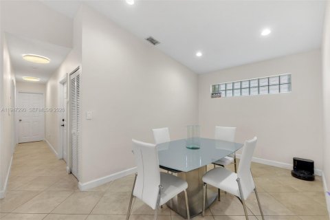 House in Hialeah, Florida 3 bedrooms, 128.95 sq.m. № 2003153 - photo 7