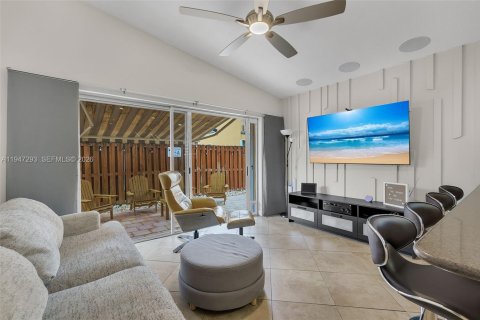 House in Hialeah, Florida 3 bedrooms, 128.95 sq.m. № 2003153 - photo 15