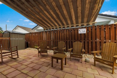 House in Hialeah, Florida 3 bedrooms, 128.95 sq.m. № 2003153 - photo 28