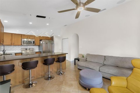 House in Hialeah, Florida 3 bedrooms, 128.95 sq.m. № 2003153 - photo 10