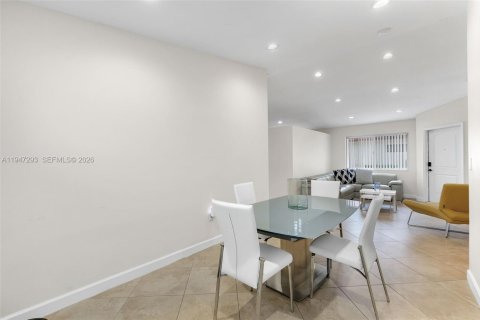 House in Hialeah, Florida 3 bedrooms, 128.95 sq.m. № 2003153 - photo 6