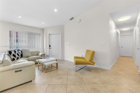 House in Hialeah, Florida 3 bedrooms, 128.95 sq.m. № 2003153 - photo 4