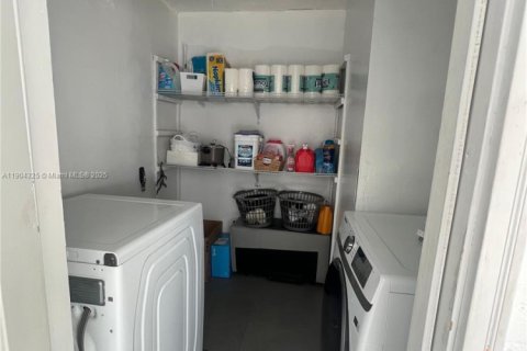 House in Miami Gardens, Florida 3 bedrooms, 92.81 sq.m. № 1954989 - photo 9