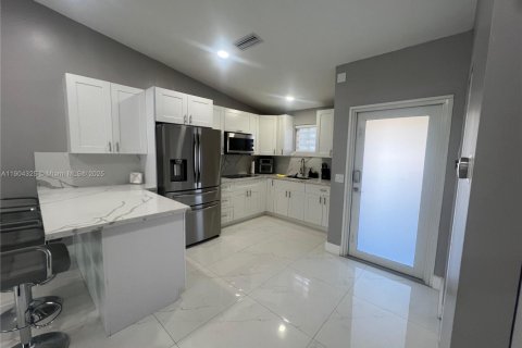 House in Miami Gardens, Florida 3 bedrooms, 92.81 sq.m. № 1954989 - photo 4