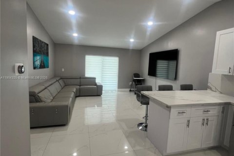 House in Miami Gardens, Florida 3 bedrooms, 92.81 sq.m. № 1954989 - photo 5