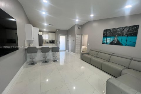 House in Miami Gardens, Florida 3 bedrooms, 92.81 sq.m. № 1954989 - photo 2