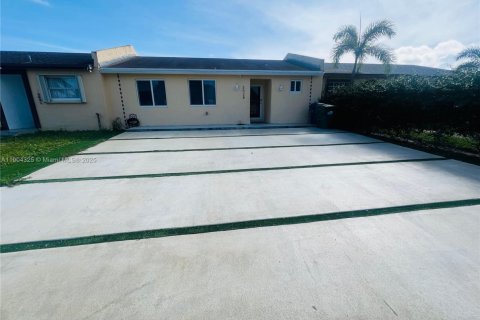 House in Miami Gardens, Florida 3 bedrooms, 92.81 sq.m. № 1954989 - photo 1