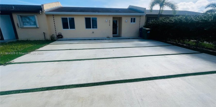 House in Miami Gardens, Florida 3 bedrooms, 92.81 sq.m. № 1954989