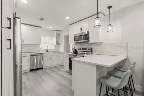House in Orlando, Florida 2 bedrooms, 84.08 sq.m. № 2165918 - photo 4