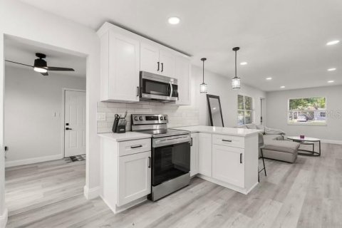 House in Orlando, Florida 2 bedrooms, 84.08 sq.m. № 2165918 - photo 5