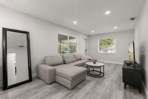 House in Orlando, Florida 2 bedrooms, 84.08 sq.m. № 2165918 - photo 6