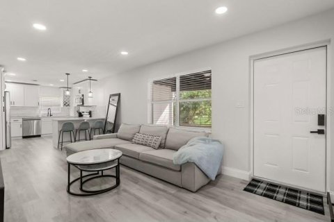 House in Orlando, Florida 2 bedrooms, 84.08 sq.m. № 2165918 - photo 7
