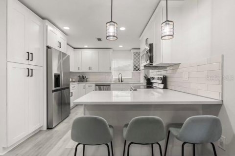 House in Orlando, Florida 2 bedrooms, 84.08 sq.m. № 2165918 - photo 2