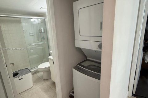 Condo in Miami, Florida, 2 bedrooms  № 1971448 - photo 6