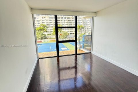 Condo in Miami, Florida, 2 bedrooms  № 1971448 - photo 22