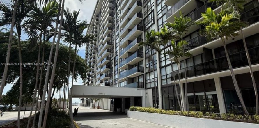 Condo in Miami, Florida, 2 bedrooms  № 1971448