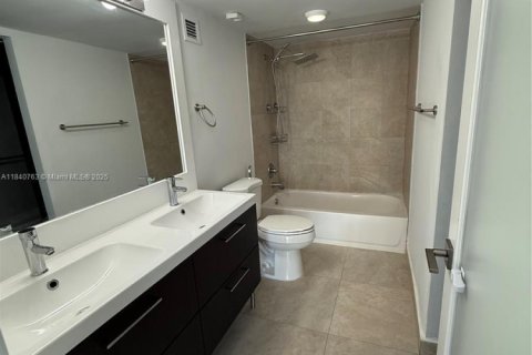 Condo in Miami, Florida, 2 bedrooms  № 1971448 - photo 14