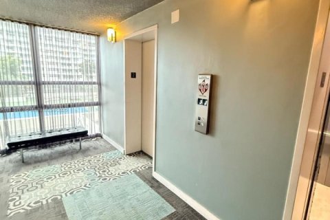 Condo in Miami, Florida, 2 bedrooms  № 1971448 - photo 11