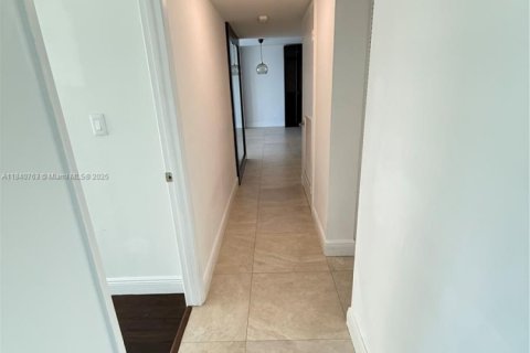 Condo in Miami, Florida, 2 bedrooms  № 1971448 - photo 17