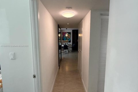 Condo in Miami, Florida, 2 bedrooms  № 1971448 - photo 9
