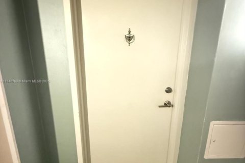 Condo in Miami, Florida, 2 bedrooms  № 1971448 - photo 2