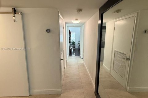 Condo in Miami, Florida, 2 bedrooms  № 1971448 - photo 4