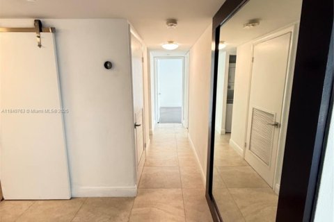 Condo in Miami, Florida, 2 bedrooms  № 1971448 - photo 27