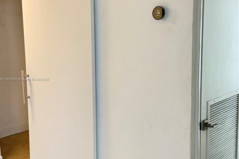 Condo in Miami, Florida, 2 bedrooms  № 1971448 - photo 23