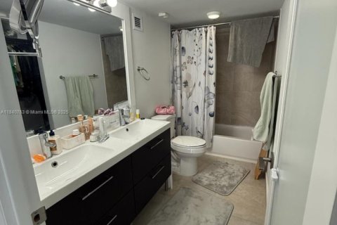 Condo in Miami, Florida, 2 bedrooms  № 1971448 - photo 7