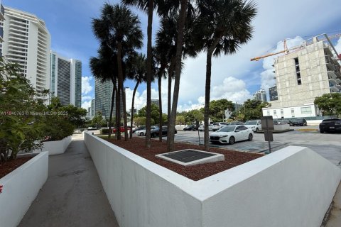 Condo in Miami, Florida, 2 bedrooms  № 1971448 - photo 12