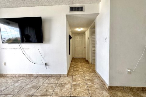 Condo in Miami, Florida, 2 bedrooms  № 1862181 - photo 6