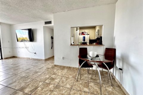 Condo in Miami, Florida, 2 bedrooms  № 1862181 - photo 5