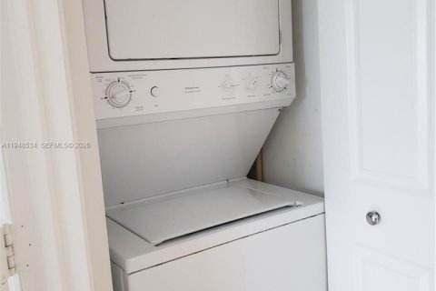 Copropriété à louer à North Bay Village, Floride: 2 chambres, 116.22 m2 № 2004434 - photo 16