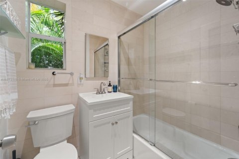 House in Miami Shores, Florida 3 bedrooms, 118.54 sq.m. № 1923233 - photo 16